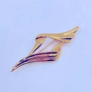 Vintage Trifari Gold Tone Brooch